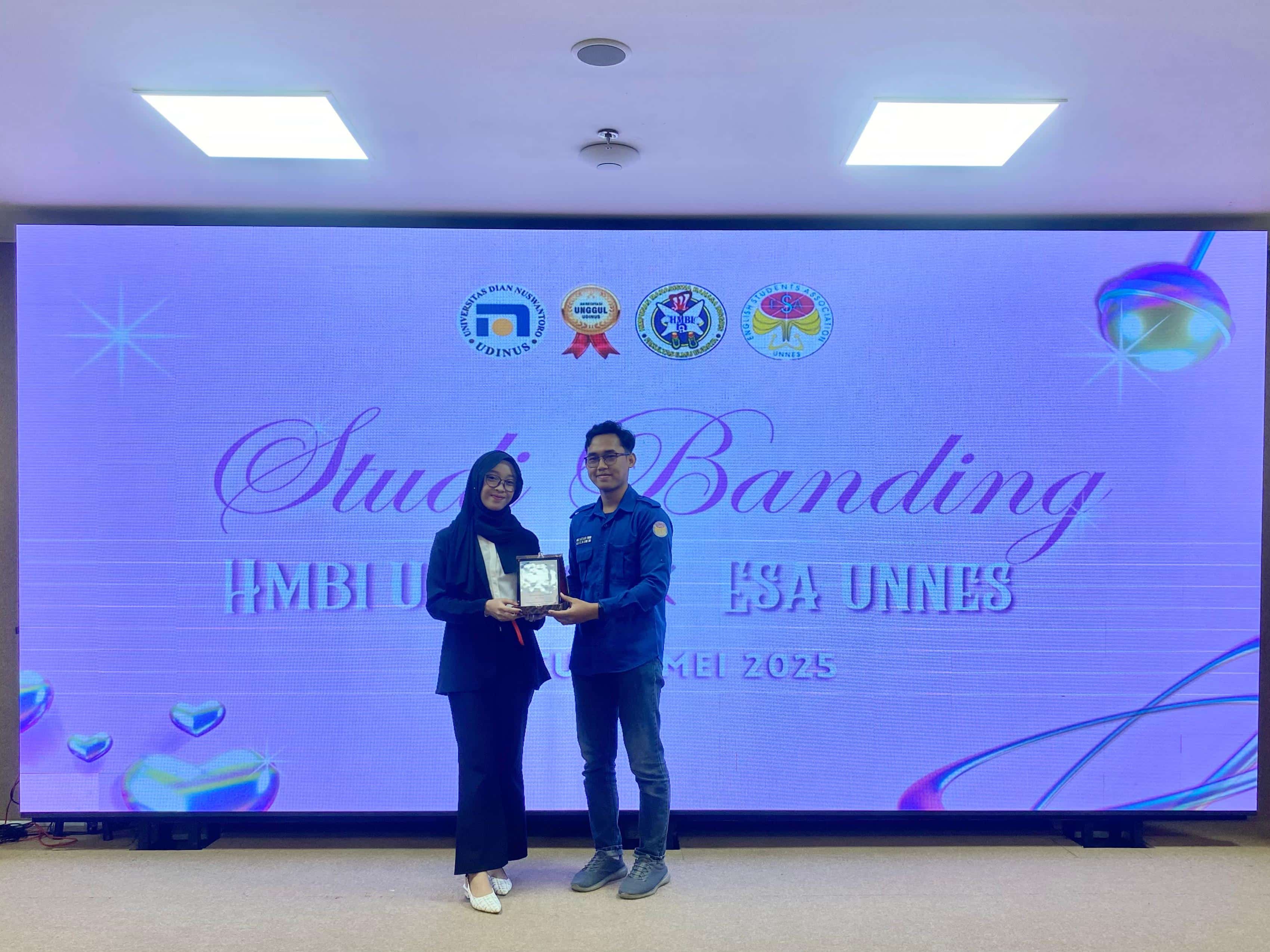 Penyerahan Plakat UNNES